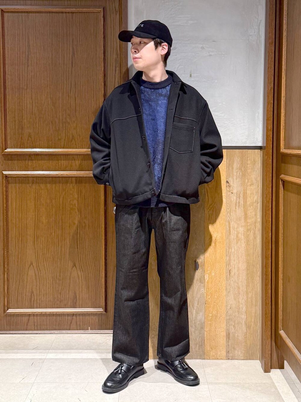 ブラック系のブルゾン、ブラック系のデニムパンツ、ブルー系のニット/セーターを着用したメンズの冬コーディネートの7枚目の写真