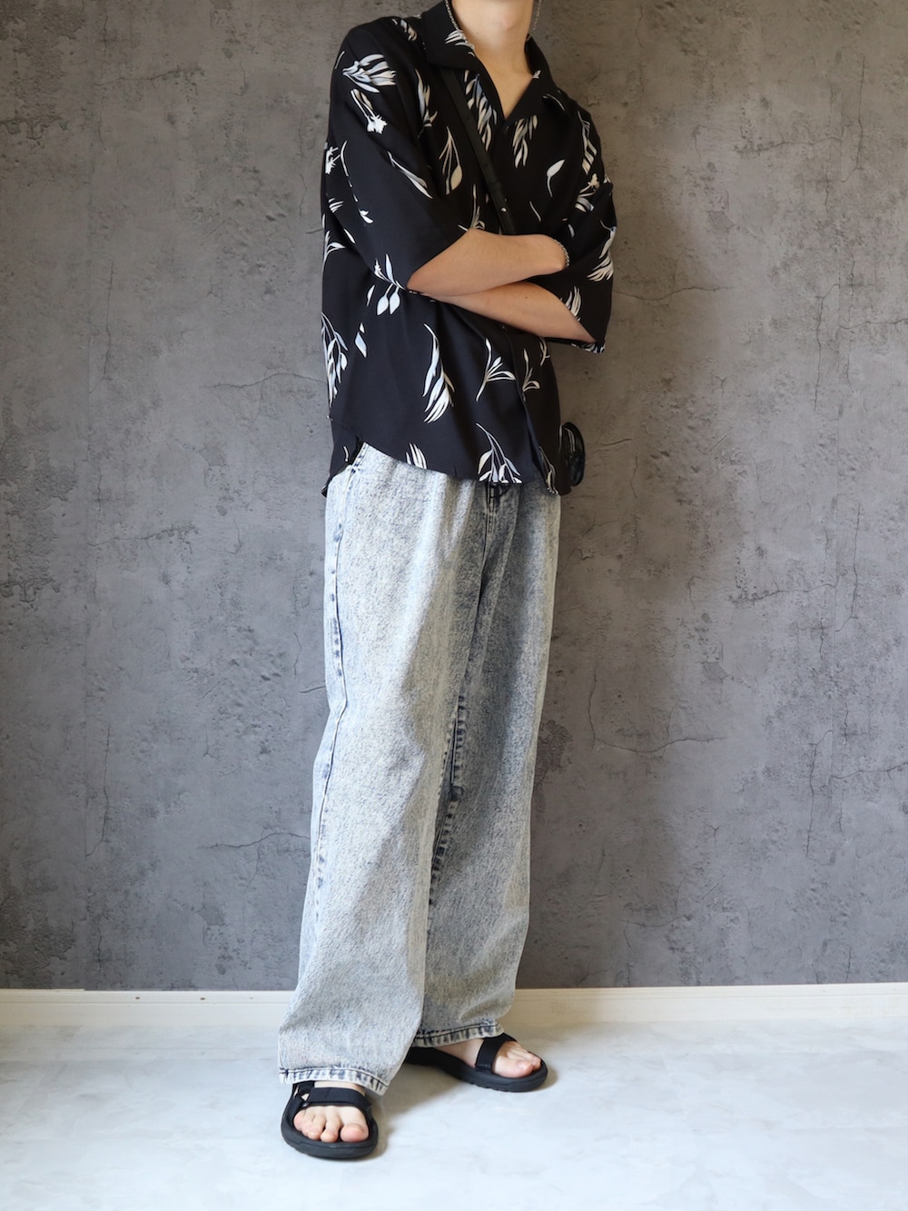 ブルー系のデニムパンツ、ブラック系のサンダル、ブラック系のシャツ/ブラウスを着用したメンズの春コーディネートの5枚目の写真