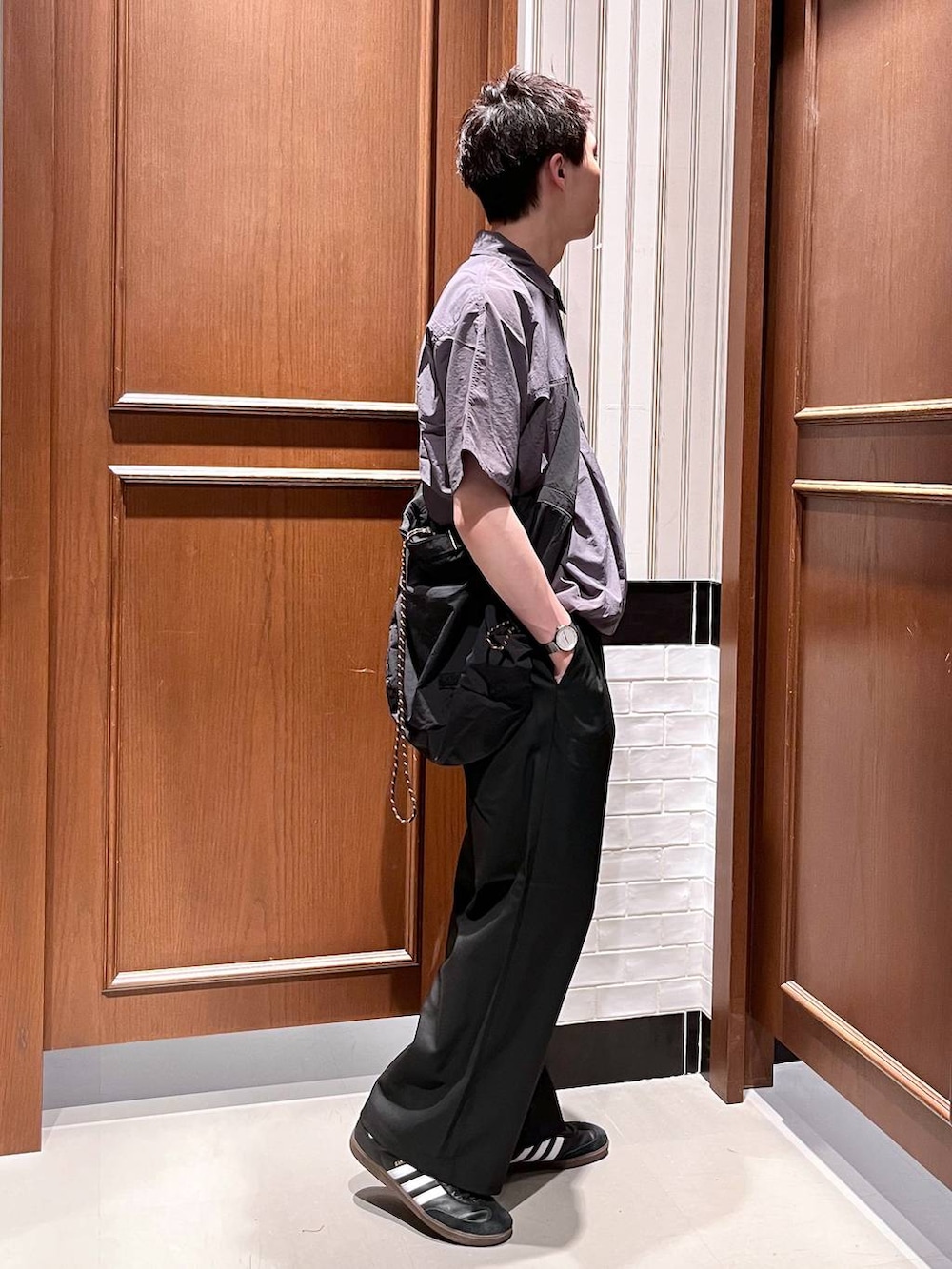 ブラック系のスラックス、ブラック系のショルダーバッグを着用したメンズの夏コーディネートの3枚目の写真