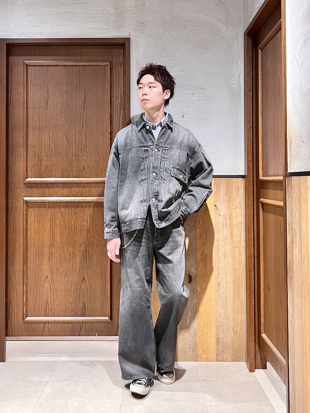 グレー系のデニムパンツ、グレー系のデニムジャケット、ブルー系のシャツ/ブラウスを着用したメンズの夏コーディネートの2枚目の写真