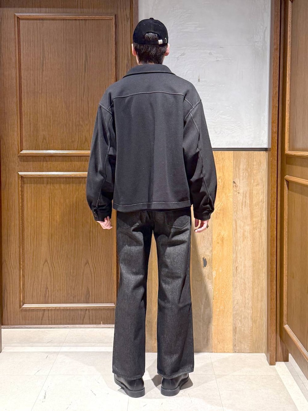 ブラック系のブルゾン、ブラック系のデニムパンツ、ブルー系のニット/セーターを着用したメンズの冬コーディネートの5枚目の写真