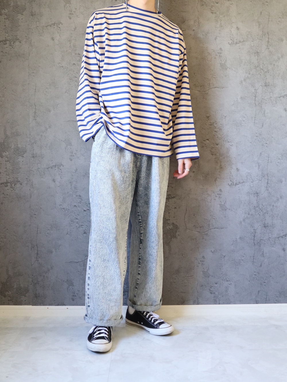ベージュ系のTシャツ/カットソー、ブルー系のデニムパンツ、その他のおもちゃを着用したメンズの春コーディネートの2枚目の写真