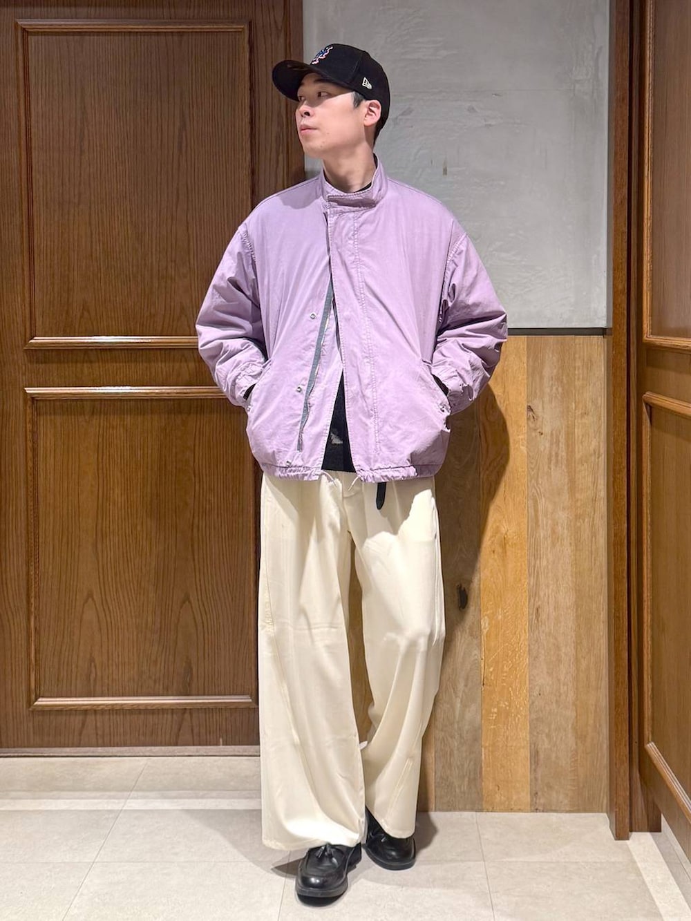 ホワイト系のスラックス、ブラック系のニット/セーターを着用したメンズの冬コーディネートの3枚目の写真