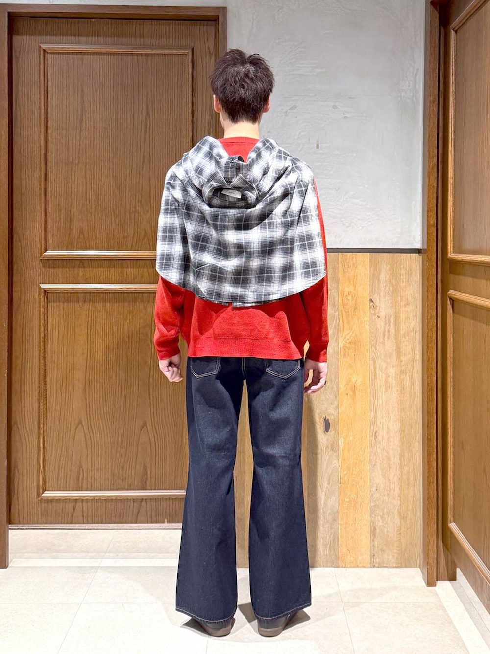 ブラック系のシャツ/ブラウス、ブルー系のデニムパンツ、レッド系のニット/セーターを着用したメンズの秋コーディネートの5枚目の写真