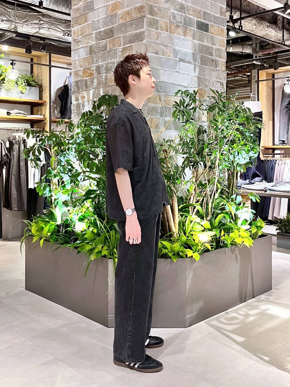 ブラック系のタンクトップ、ブラック系のデニムパンツ、ブラック系のシャツ/ブラウスを着用したメンズの夏コーディネートの6枚目の写真