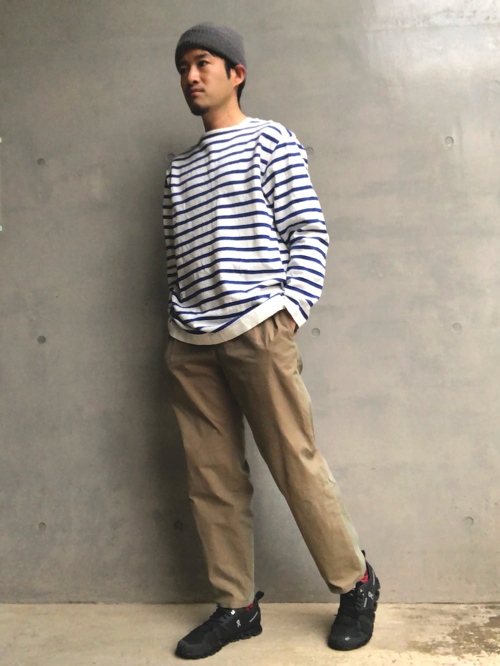 ブルー系のTシャツ/カットソー、グリーン系のチノパンツ、ブラック系のスニーカーを着用したメンズの春コーディネートの2枚目の写真