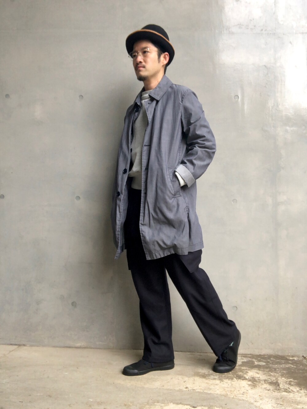 グレー系のTシャツ/カットソー、ブルー系のステンカラーコート、ブルー系のカーゴパンツを着用したメンズの春コーディネートの2枚目の写真
