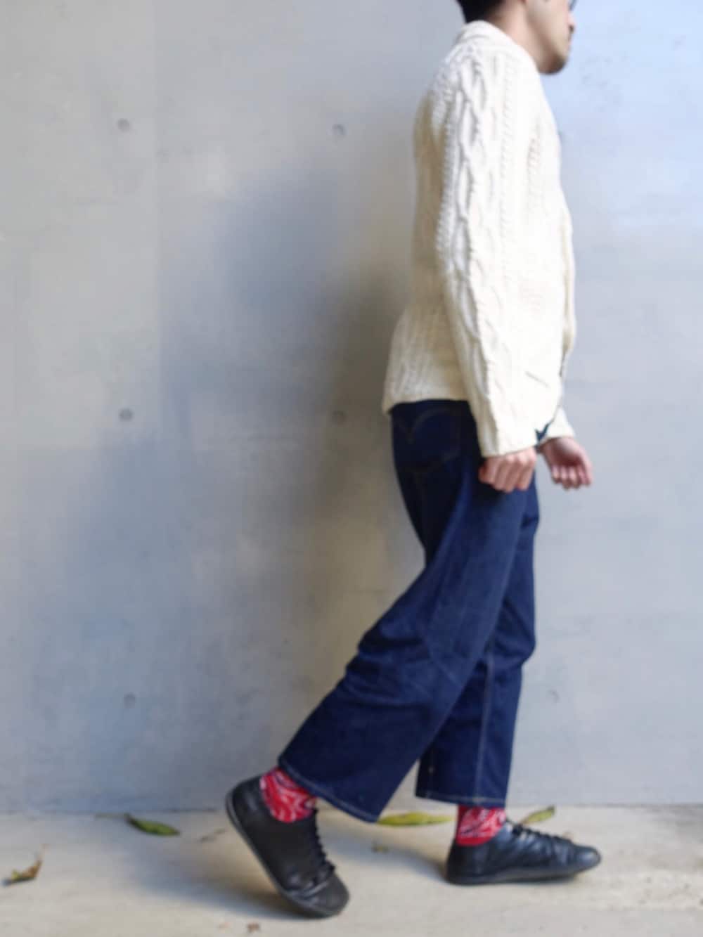 ホワイト系のカーディガン/ボレロ、ブルー系のデニムパンツ、ブラック系のスニーカーを着用したメンズの秋コーディネートの3枚目の写真