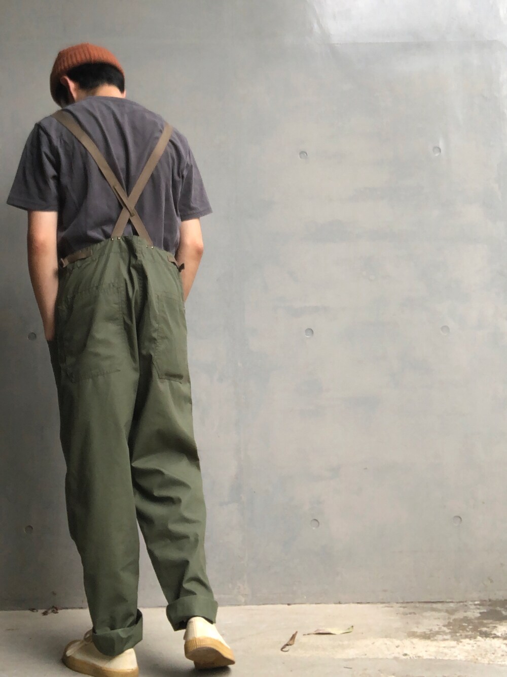 グリーン系のサロペット/オーバーオール、ホワイト系のスニーカーを着用したメンズの秋コーディネートの2枚目の写真