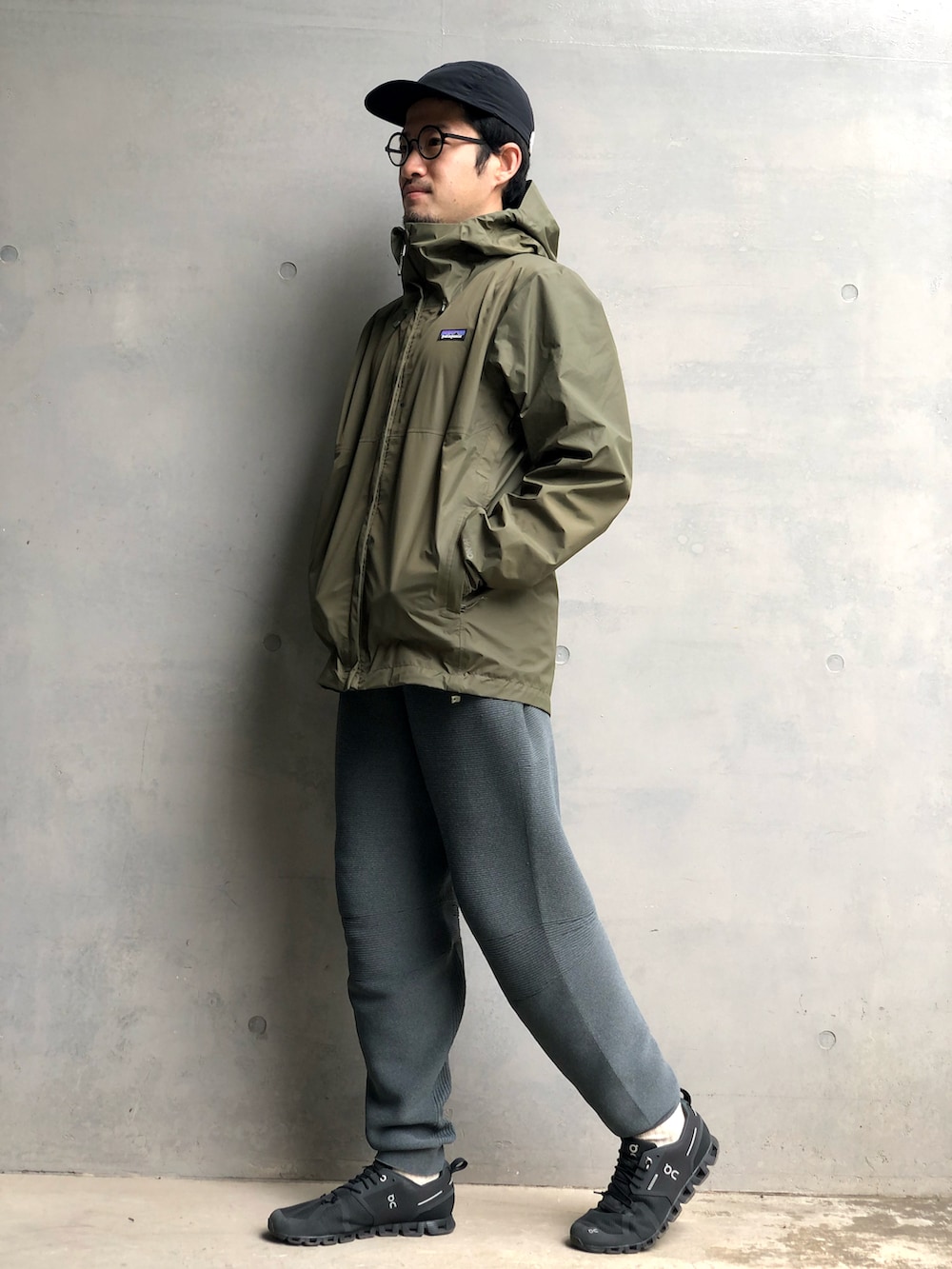 グリーン系のジャケット/アウター、グレー系のスウェットパンツ、ブラック系のスニーカーを着用したメンズの春コーディネートの2枚目の写真