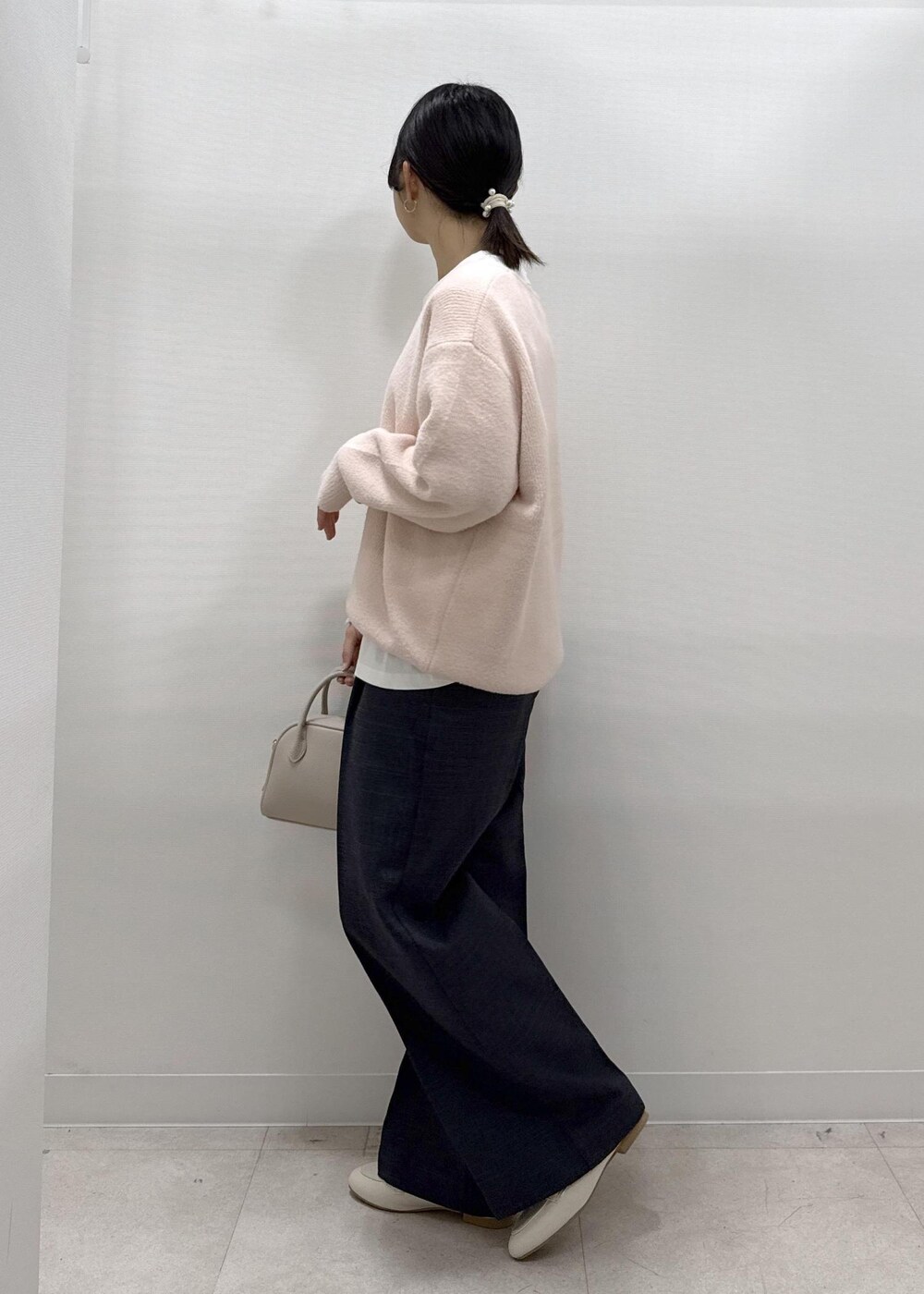 ホワイト系のパンプス、ピンク系のニット/セーター、ホワイト系のTシャツ/カットソーを着用したレディースの秋コーディネートの4枚目の写真