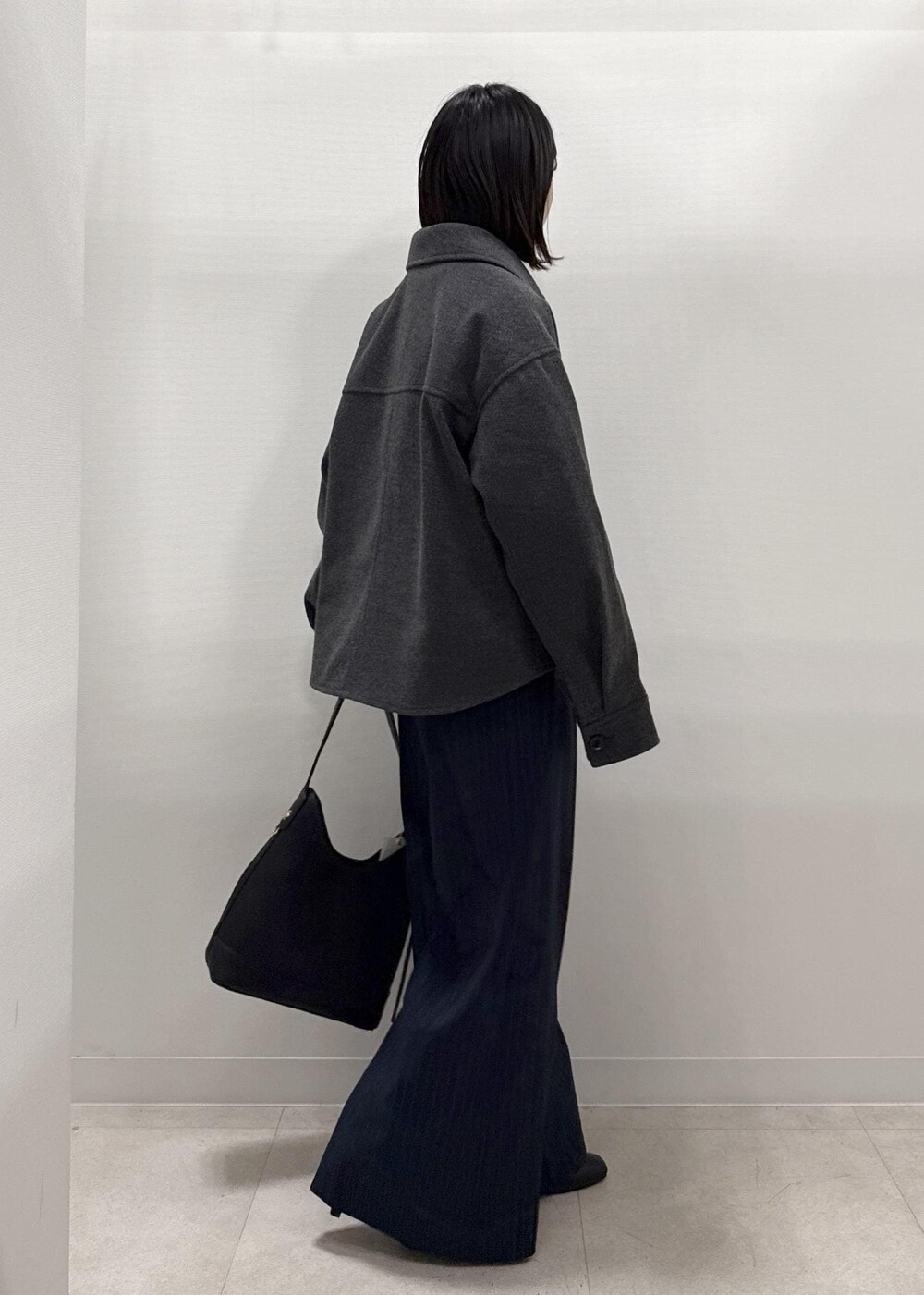 ブラック系のショルダーバッグ、ブルー系のその他パンツ、レッド系のニット/セーターを着用したレディースの秋コーディネートの4枚目の写真