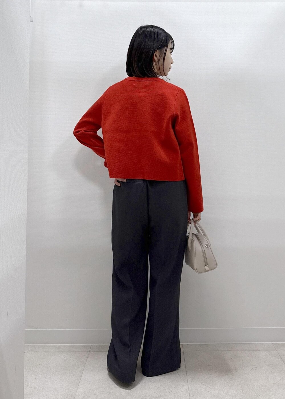 レッド系のカーディガン/ボレロ、グレー系のその他パンツ、ブラック系のローファーを着用したレディースの秋コーディネートの8枚目の写真