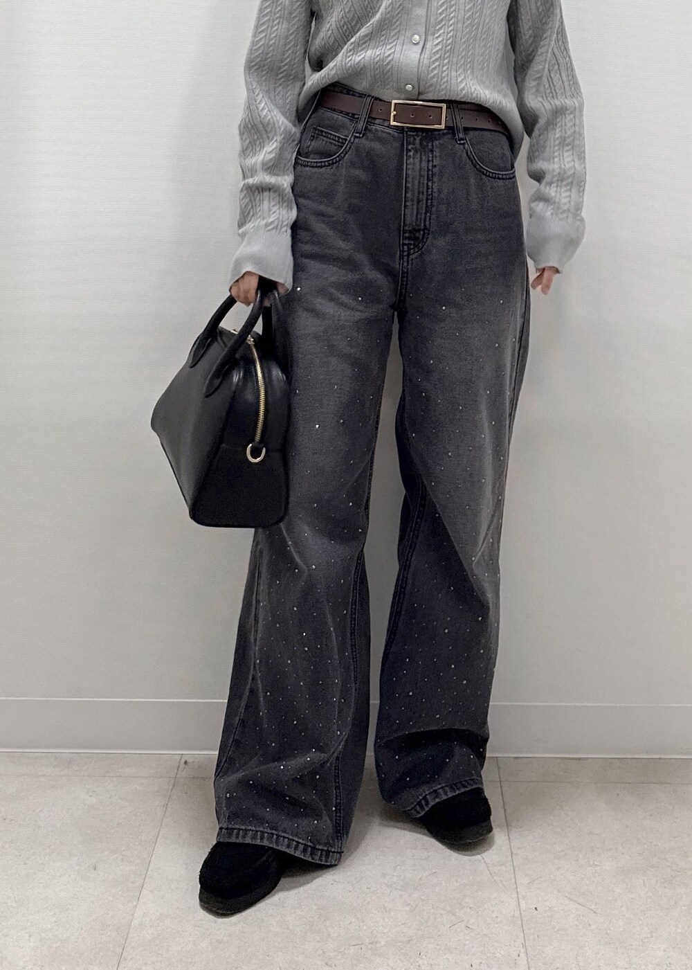 ブラック系のデニムパンツ、グレー系のカーディガン/ボレロ、ブラック系のショルダーバッグを着用したレディースの秋コーディネートの7枚目の写真