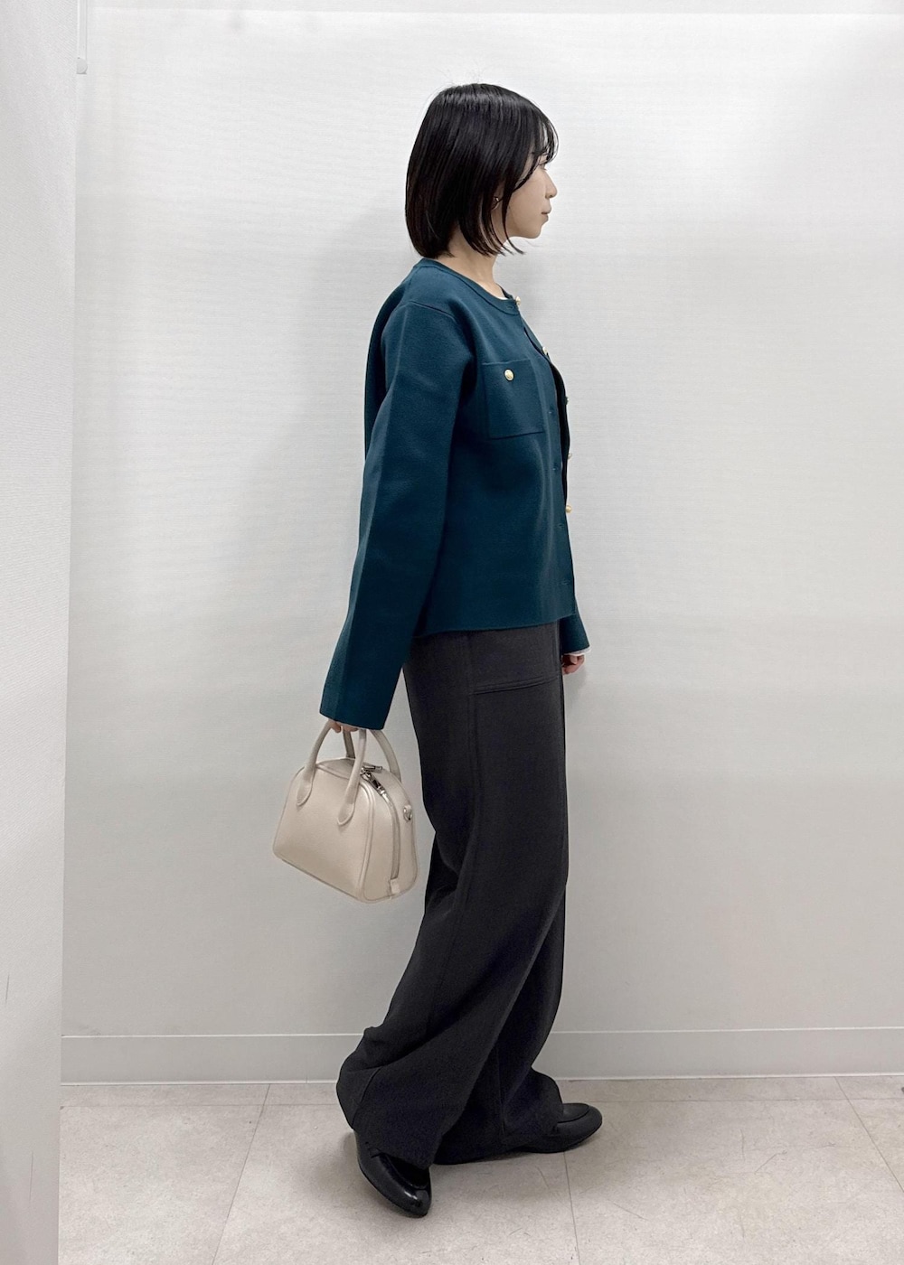 グレー系のその他パンツ、グリーン系のカーディガン/ボレロ、ブラック系のローファーを着用したレディースの秋コーディネートの10枚目の写真