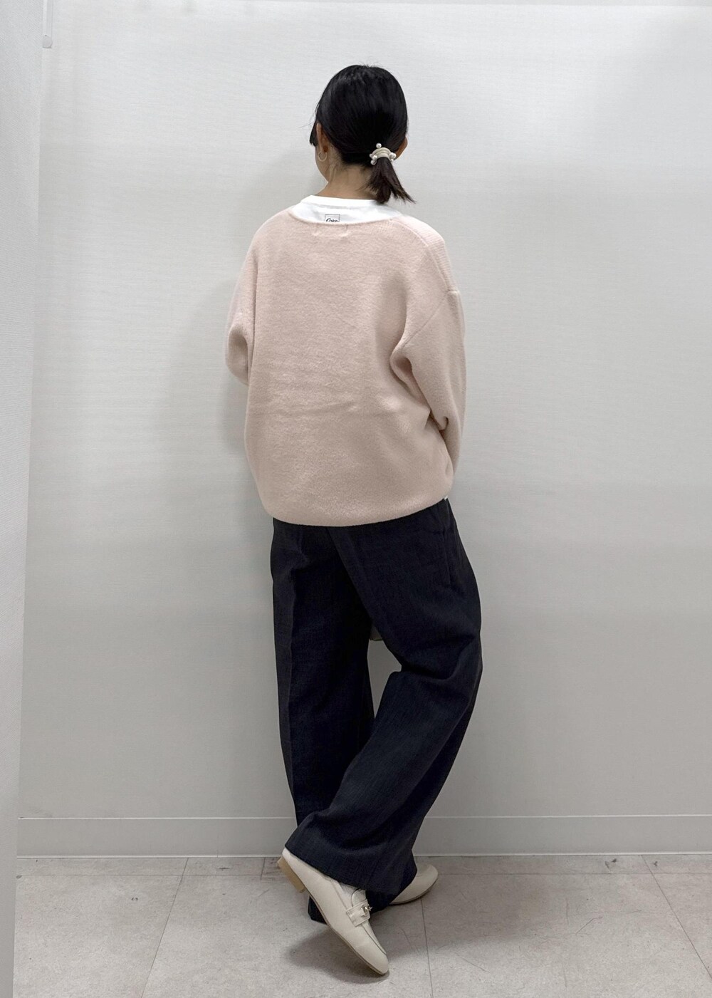 ホワイト系のパンプス、ピンク系のニット/セーター、ホワイト系のTシャツ/カットソーを着用したレディースの秋コーディネートの9枚目の写真