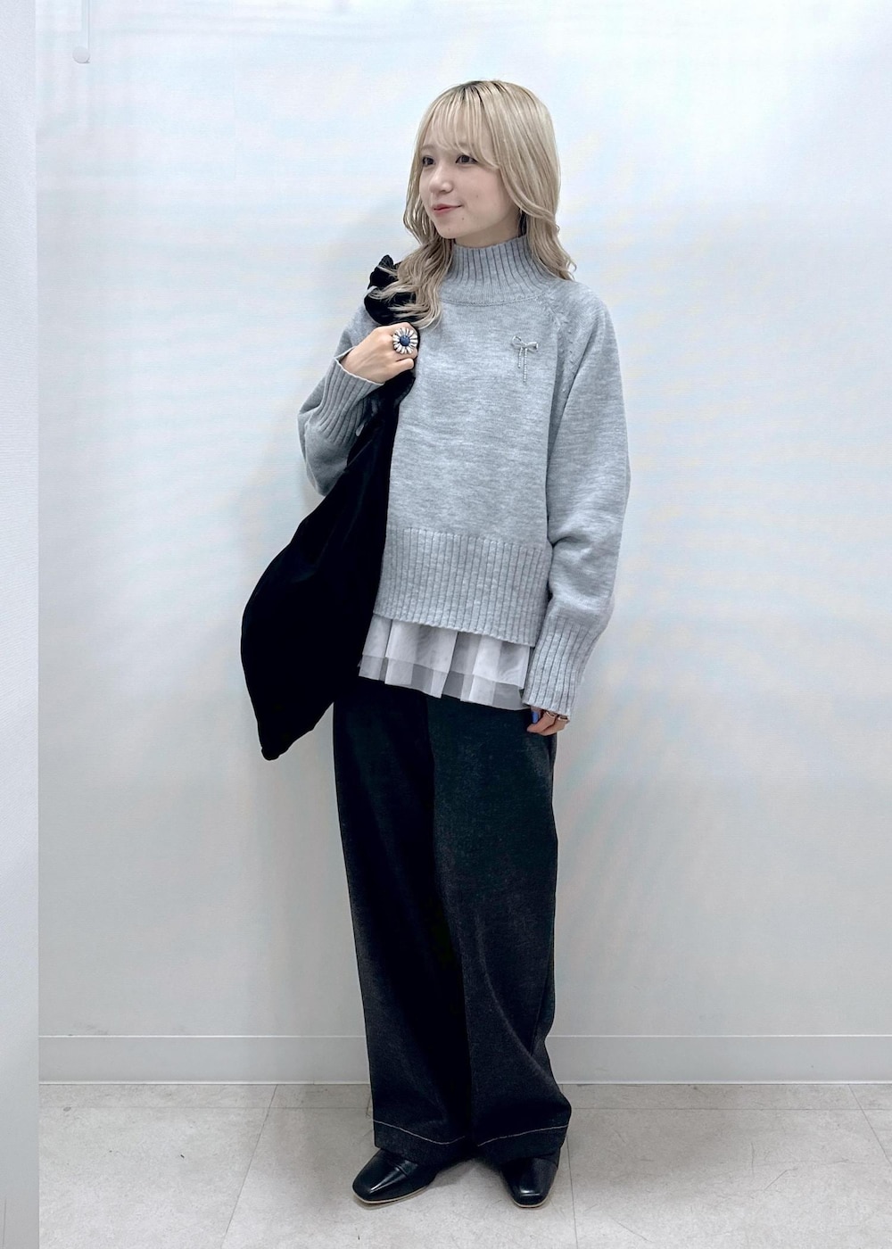 「秋コーデ、初冬コーデ、冬コーデ、デートコーデ、お出かけコーデ、旅行コーデ、女子会コーデ、大人カジュアル、レイヤード、パンツスタイル、体型カバー、ワントーンコーデ、モノトーンコーデ、カジュアルコーデ、ROPÉ PICNIC」｜「ROPE' PICNICの2WAY/ベロアフリルワンショルダーバッグ（ショルダーバッグ、ブラック系）」を使った、ののさん（レディース・151cm）の秋コーディネートの2枚目の写真