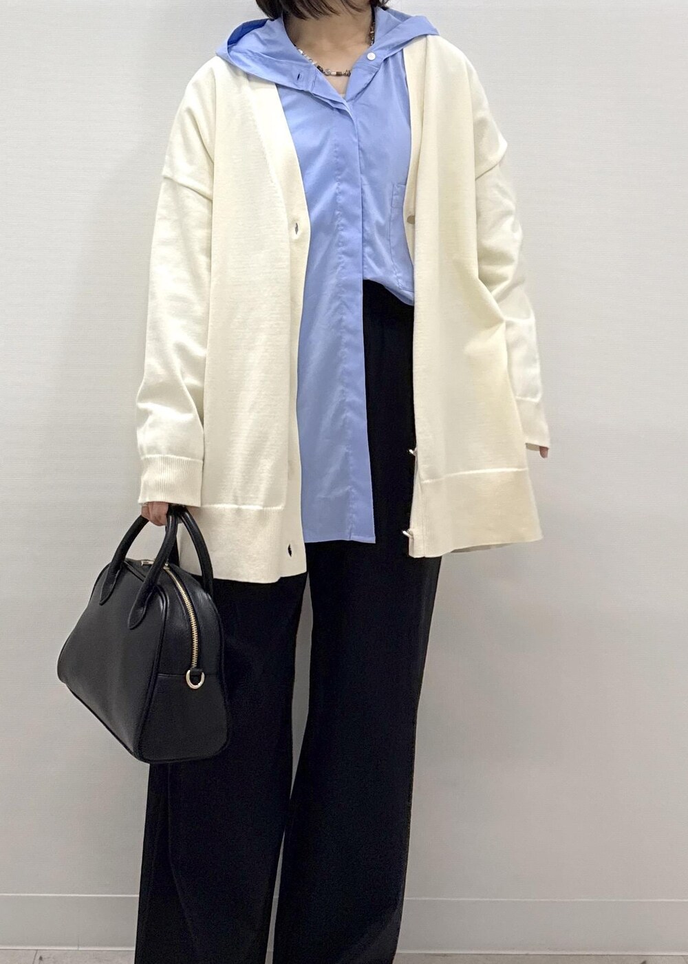 ブラック系のその他パンツ、ブラック系のパンプス、ブルー系のシャツ/ブラウスを着用したレディースの秋コーディネートの2枚目の写真