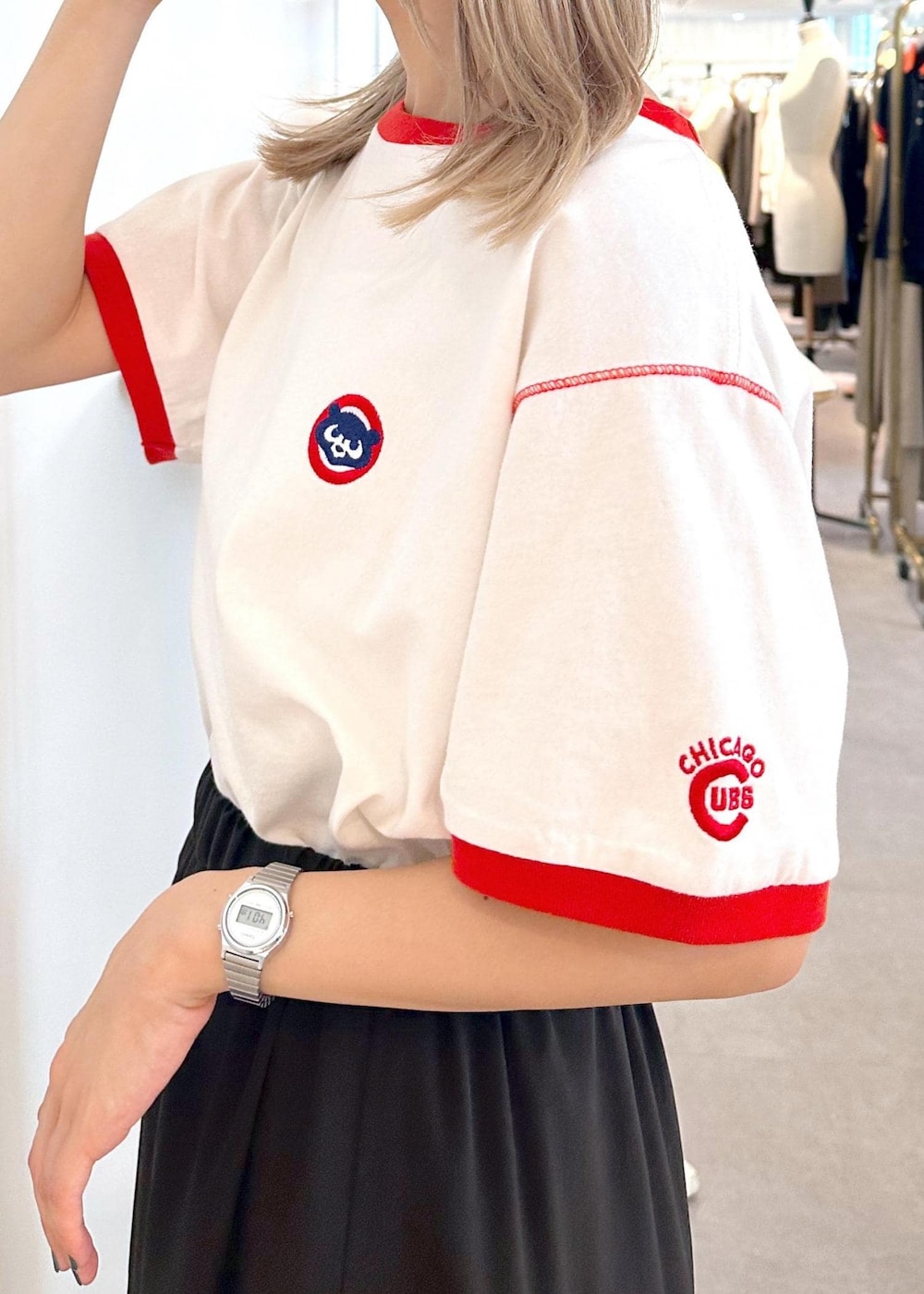 「ブラック、ミニ、スクエア、ホワイト、プルオーバー、Tシャツ、レッド、ロゴ、半袖、クルーネック、五分袖、ロング、フレア、フリル、ティアード」｜「ROPE' PICNICのパールマイクロミニショルダーバッグ（ショルダーバッグ、ホワイト系）」を使った、ののさん（レディース・151cm）の秋コーディネートの8枚目の写真