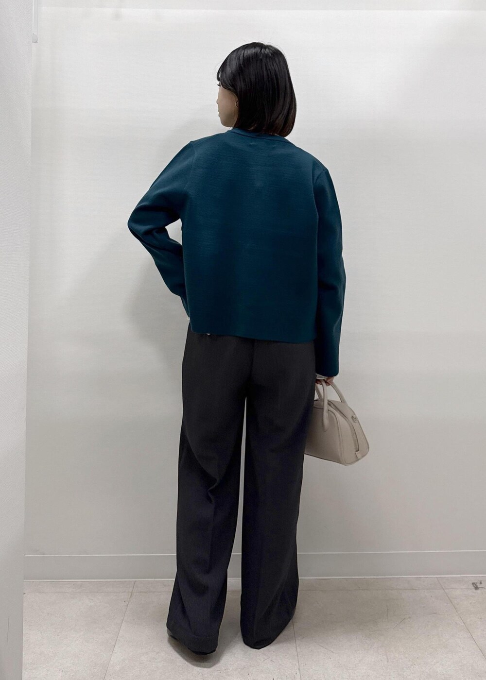 グレー系のその他パンツ、グリーン系のカーディガン/ボレロ、ブラック系のローファーを着用したレディースの秋コーディネートの6枚目の写真