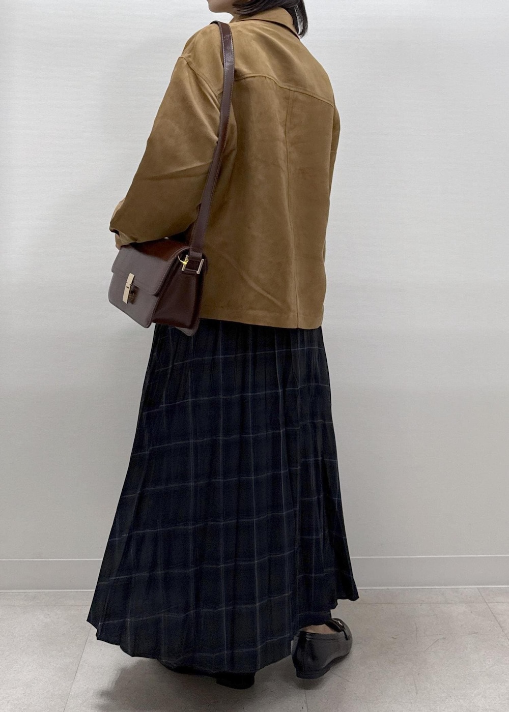 グリーン系のスカート、ホワイト系のシャツ/ブラウス、ブラウン系のシャツ/ブラウスを着用したレディースの秋コーディネートの5枚目の写真