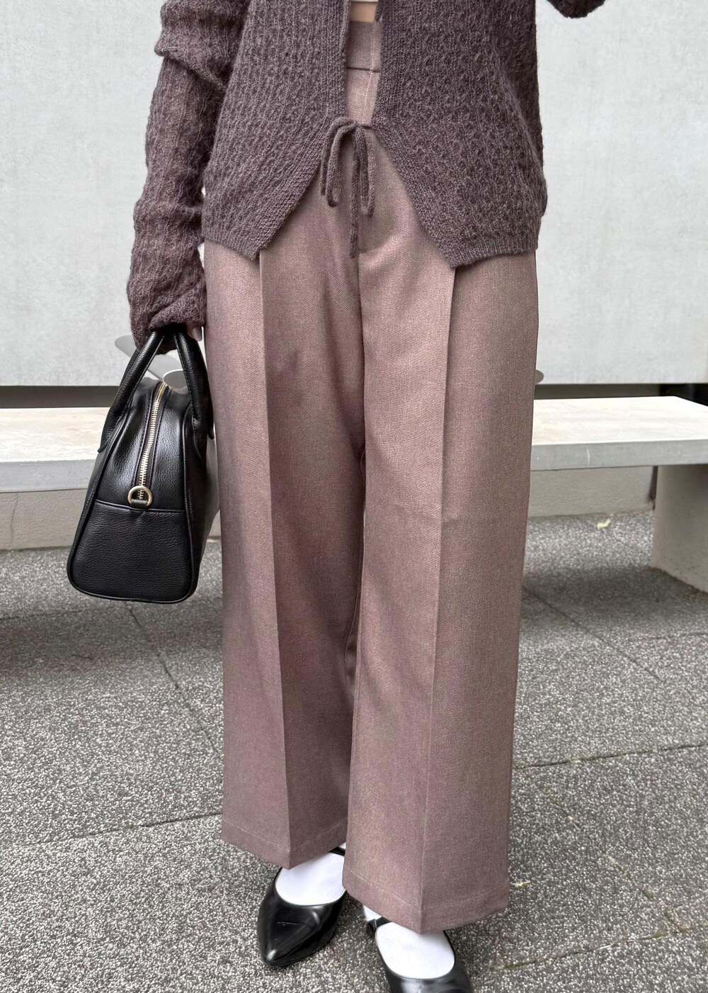 ブラウン系のカーディガン/ボレロ、ベージュ系のスラックス、ブラック系のボストンバッグを着用したレディースの秋コーディネートの10枚目の写真