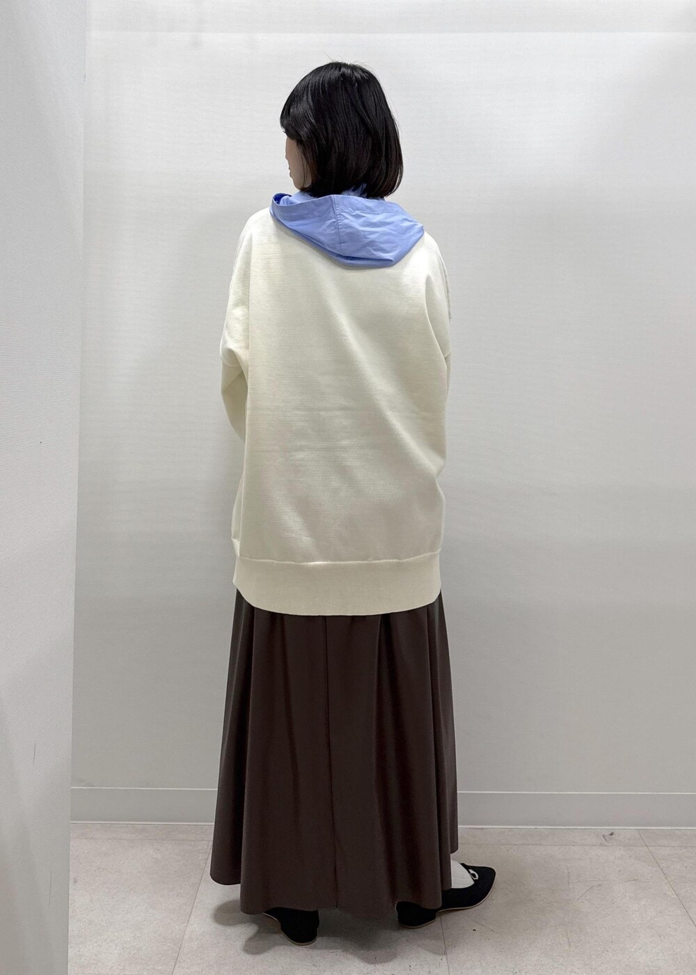 ブラウン系のスカート、ブラック系のパンプス、ブルー系のシャツ/ブラウスを着用したレディースの秋コーディネートの5枚目の写真