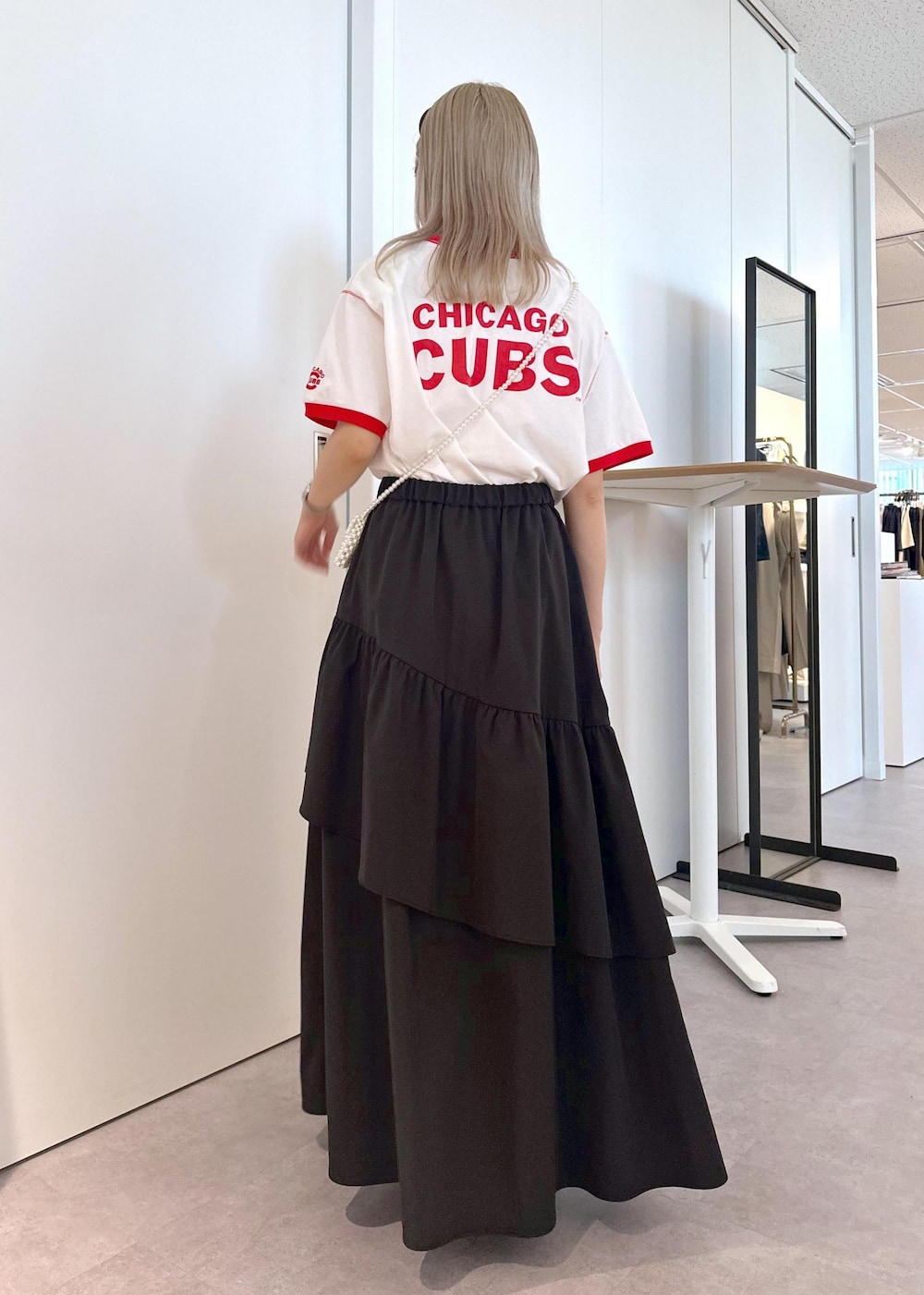 「ブラック、ミニ、スクエア、ホワイト、プルオーバー、Tシャツ、レッド、ロゴ、半袖、クルーネック、五分袖、ロング、フレア、フリル、ティアード」｜「ROPE' PICNICのパールマイクロミニショルダーバッグ（ショルダーバッグ、ホワイト系）」を使った、ののさん（レディース・151cm）の秋コーディネートの5枚目の写真