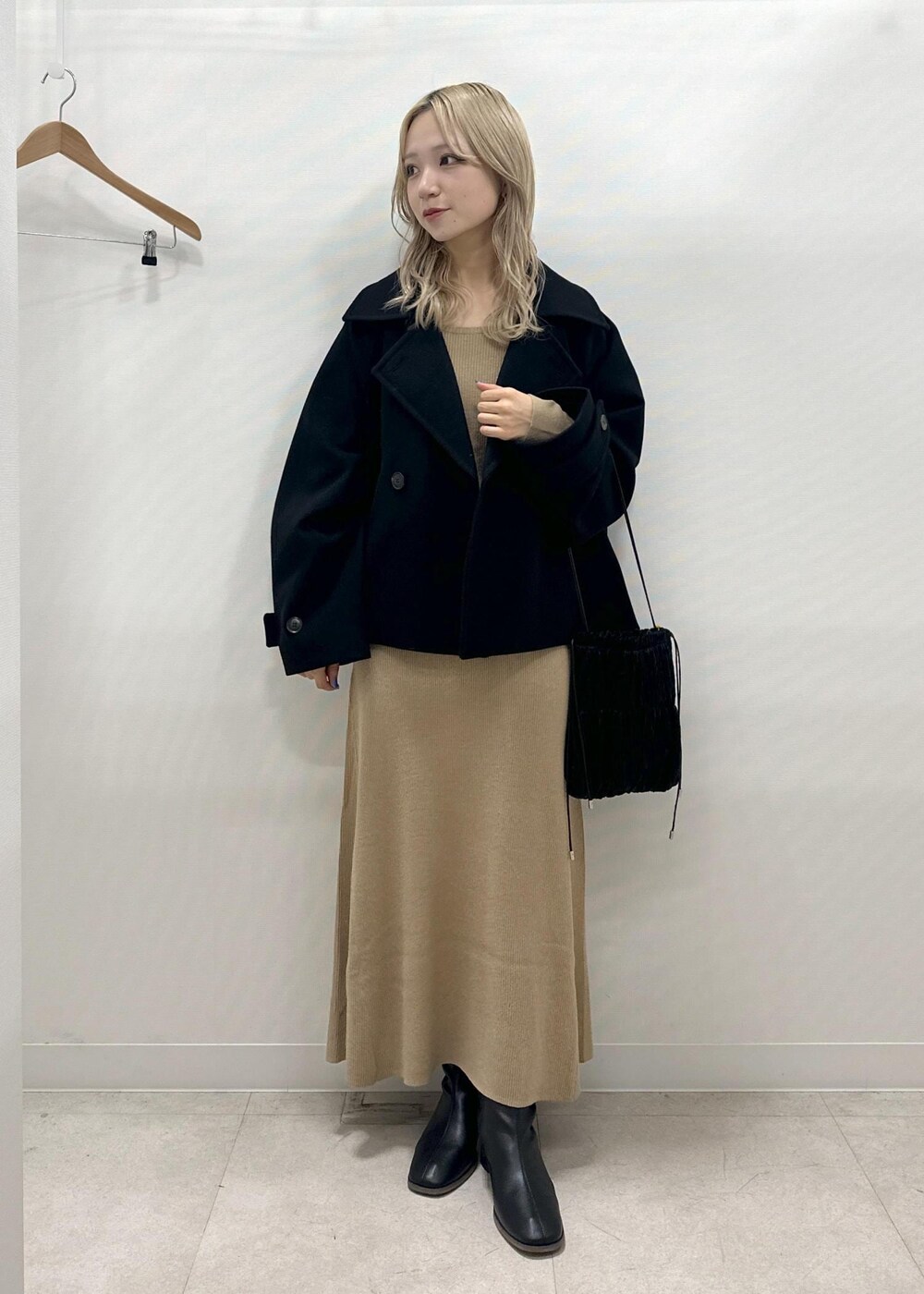 「ニットワンピース、ニットワンピースコーデ、ニットワンピ、秋コーデ、初冬コーデ、冬コーデ、デートコーデ、お出かけコーデ、女子会コーデ、フェミニンコーデ、シンプルコーデ、きれいめコーデ、ROPÉ PICNIC、ウェーブ、ブルべ冬」｜「ROPE' PICNICのラメリブニットワンピース（ワンピース、ベージュ系）」を使った、ののさん（レディース・151cm）の秋コーディネートの10枚目の写真