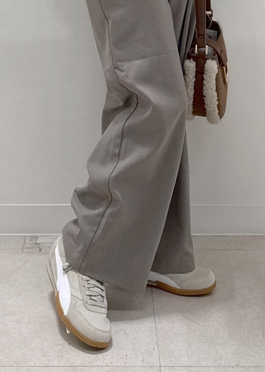 ベージュ系のその他パンツ、ブラック系のスウェット、ブラウン系のショルダーバッグを着用したレディースの秋コーディネートの7枚目の写真