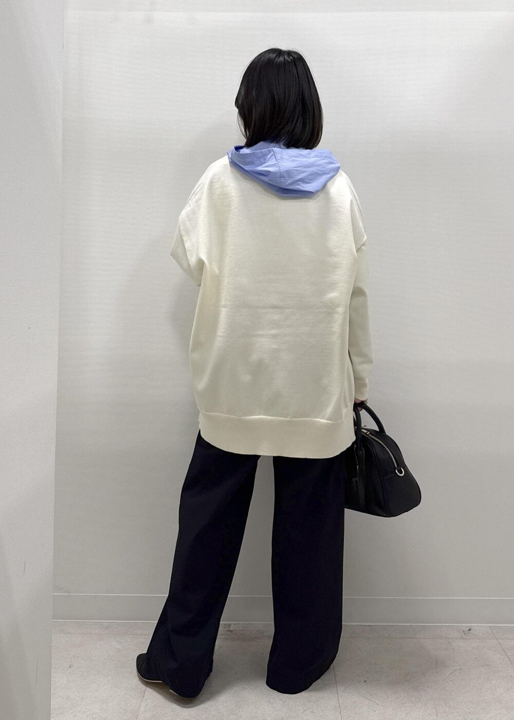 ブラック系のその他パンツ、ブラック系のパンプス、ブルー系のシャツ/ブラウスを着用したレディースの秋コーディネートの4枚目の写真