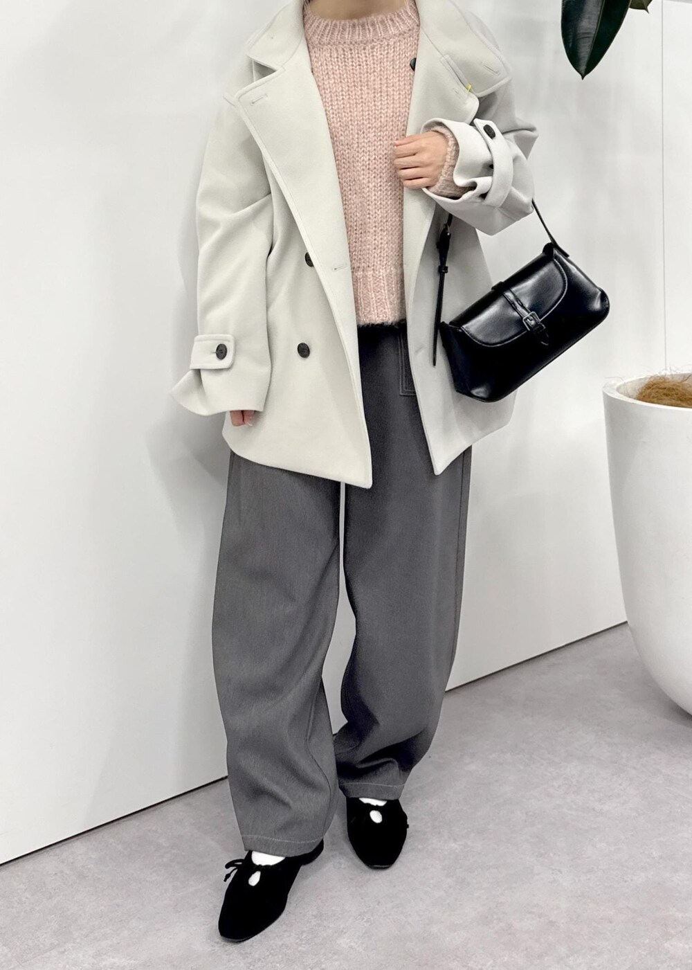 「初春コーデ、冬コーデ、デートコーデ、お出かけコーデ、女子会コーデ、大人カジュアル、パンツスタイル、体型カバー、シンプルコーデ、ROPÉ PICNIC、ウェーブ、ブルべ冬、乾燥、低身長、トップス」｜「ROPE' PICNICの【一部店舗限定:ダークグリーン】スリムベルトワンショルダーバッグ（ショルダーバッグ、ブラック系）」を使った、ののさん（レディース・151cm）の冬コーディネートの2枚目の写真