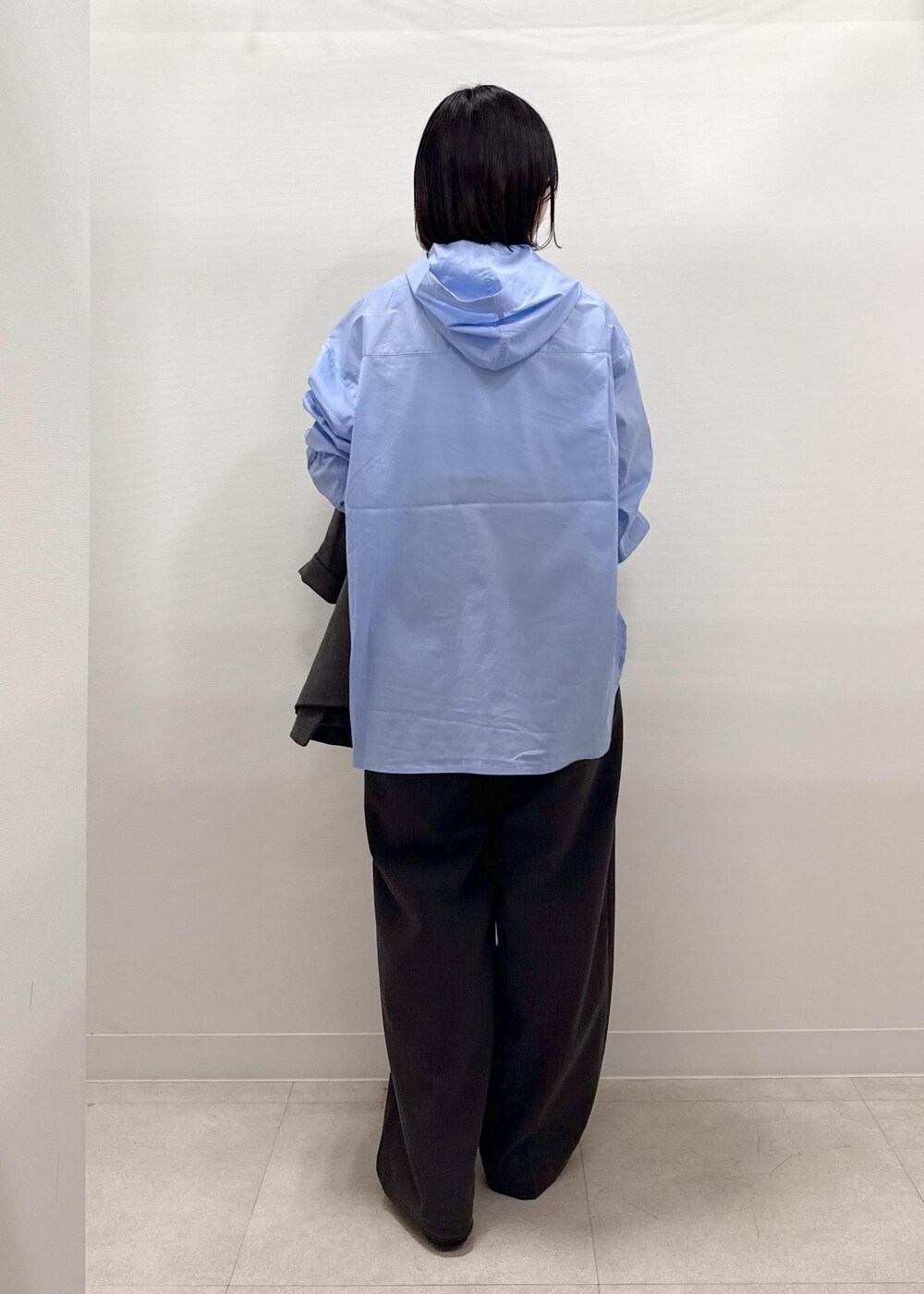 ブラック系のテーラードジャケット、ブラック系のスラックス、ブラック系のパンプスを着用したレディースの秋コーディネートの5枚目の写真