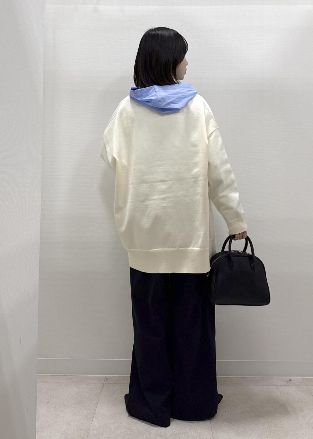 ブラック系のその他パンツ、ブラック系のパンプス、ブルー系のシャツ/ブラウスを着用したレディースの秋コーディネートの5枚目の写真