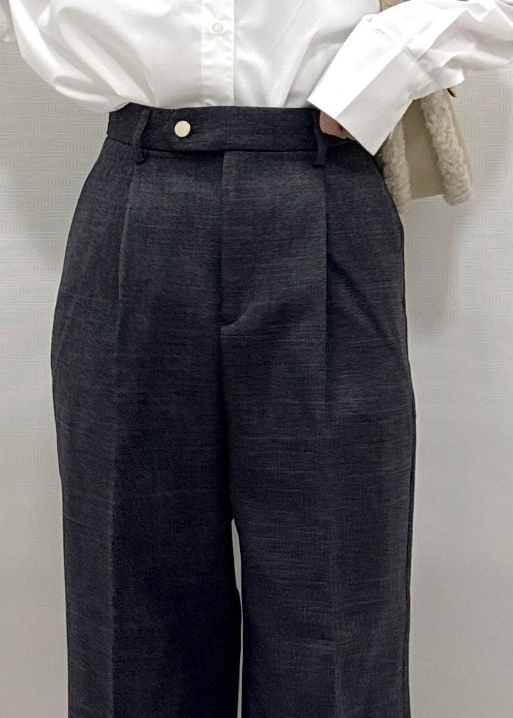 ホワイト系のパンプス、ホワイト系のシャツ/ブラウス、グレー系のテーラードジャケットを着用したレディースの秋コーディネートの8枚目の写真