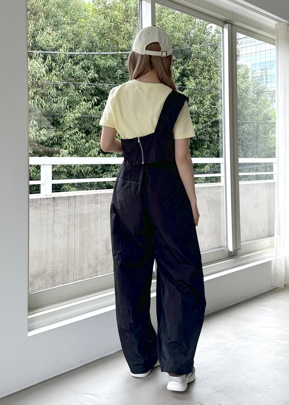 シルバー系のサンダル、グレー系のベスト、イエロー系のTシャツ/カットソーを着用したレディースの春コーディネートの5枚目の写真