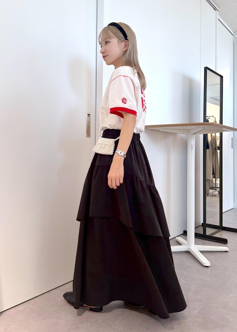 「ブラック、ミニ、スクエア、ホワイト、プルオーバー、Tシャツ、レッド、ロゴ、半袖、クルーネック、五分袖、ロング、フレア、フリル、ティアード」｜「ROPE' PICNICのパールマイクロミニショルダーバッグ（ショルダーバッグ、ホワイト系）」を使った、ののさん（レディース・151cm）の秋コーディネートの2枚目の写真