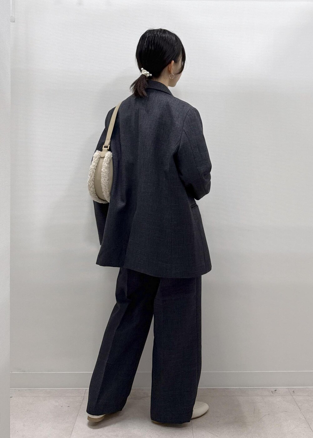 ホワイト系のパンプス、ホワイト系のシャツ/ブラウス、グレー系のテーラードジャケットを着用したレディースの秋コーディネートの5枚目の写真