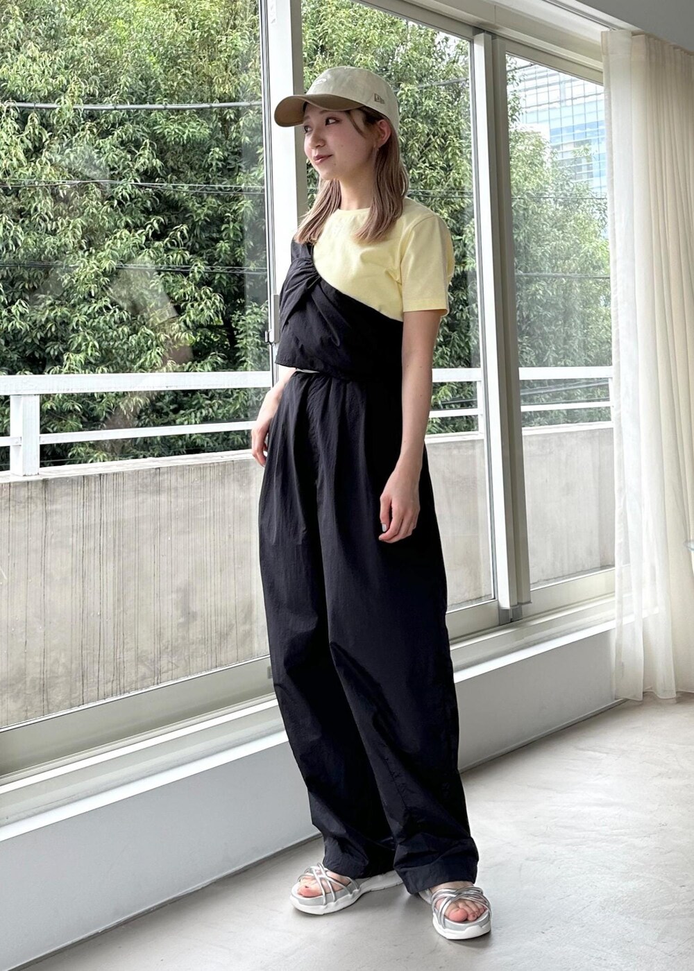 シルバー系のサンダル、グレー系のベスト、イエロー系のTシャツ/カットソーを着用したレディースの春コーディネートの8枚目の写真