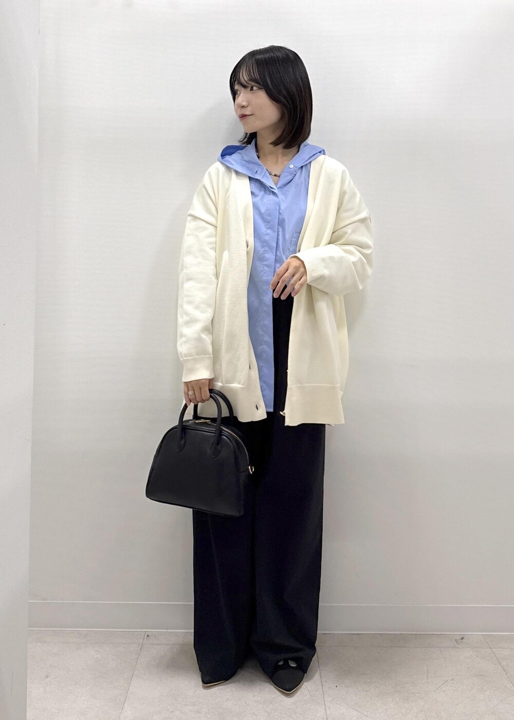 ブラック系のその他パンツ、ブラック系のパンプス、ブルー系のシャツ/ブラウスを着用したレディースの秋コーディネートの9枚目の写真