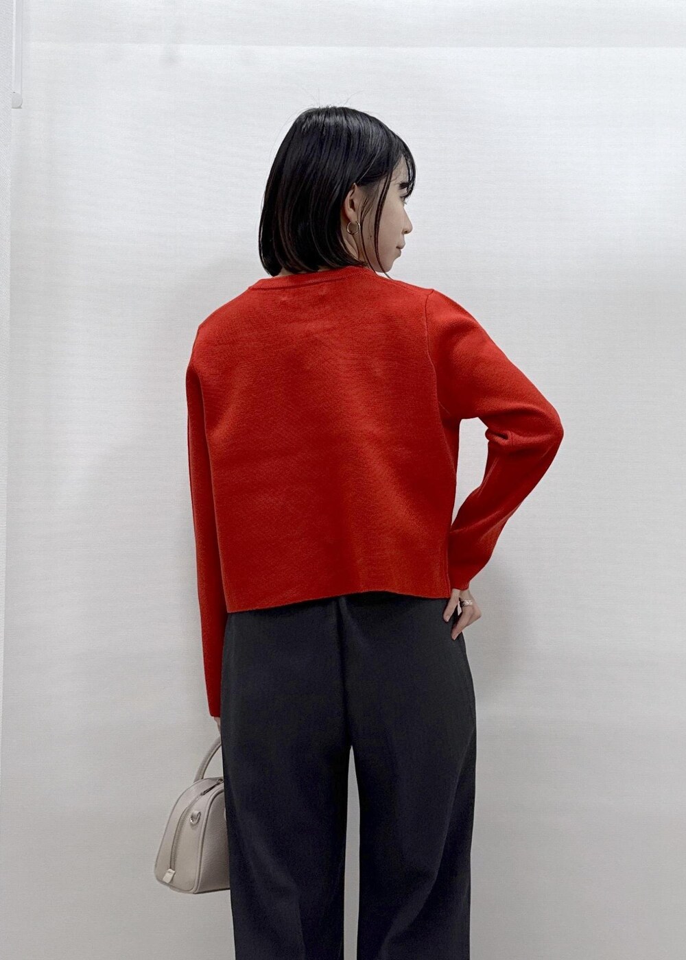 レッド系のカーディガン/ボレロ、グレー系のその他パンツ、ブラック系のローファーを着用したレディースの秋コーディネートの7枚目の写真