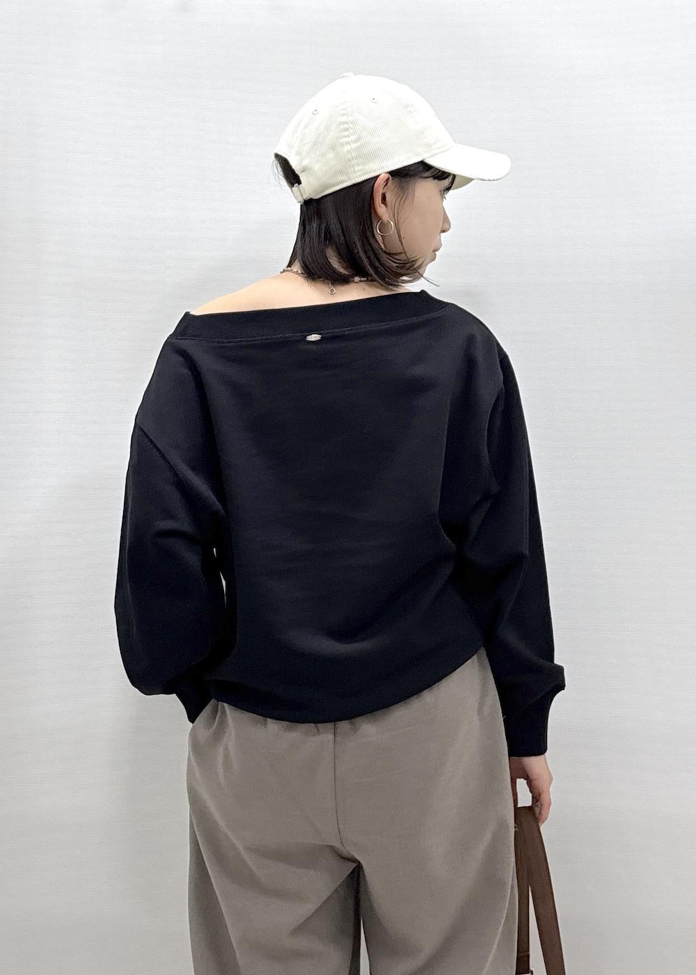 ベージュ系のその他パンツ、ブラック系のスウェット、ブラウン系のショルダーバッグを着用したレディースの秋コーディネートの6枚目の写真