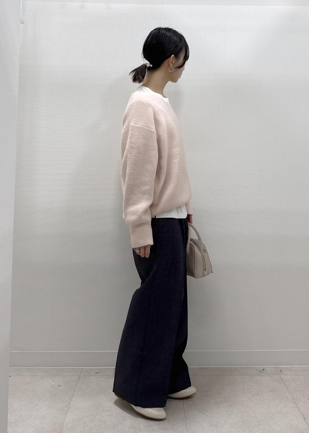 ホワイト系のパンプス、ピンク系のニット/セーター、ホワイト系のTシャツ/カットソーを着用したレディースの秋コーディネートの8枚目の写真