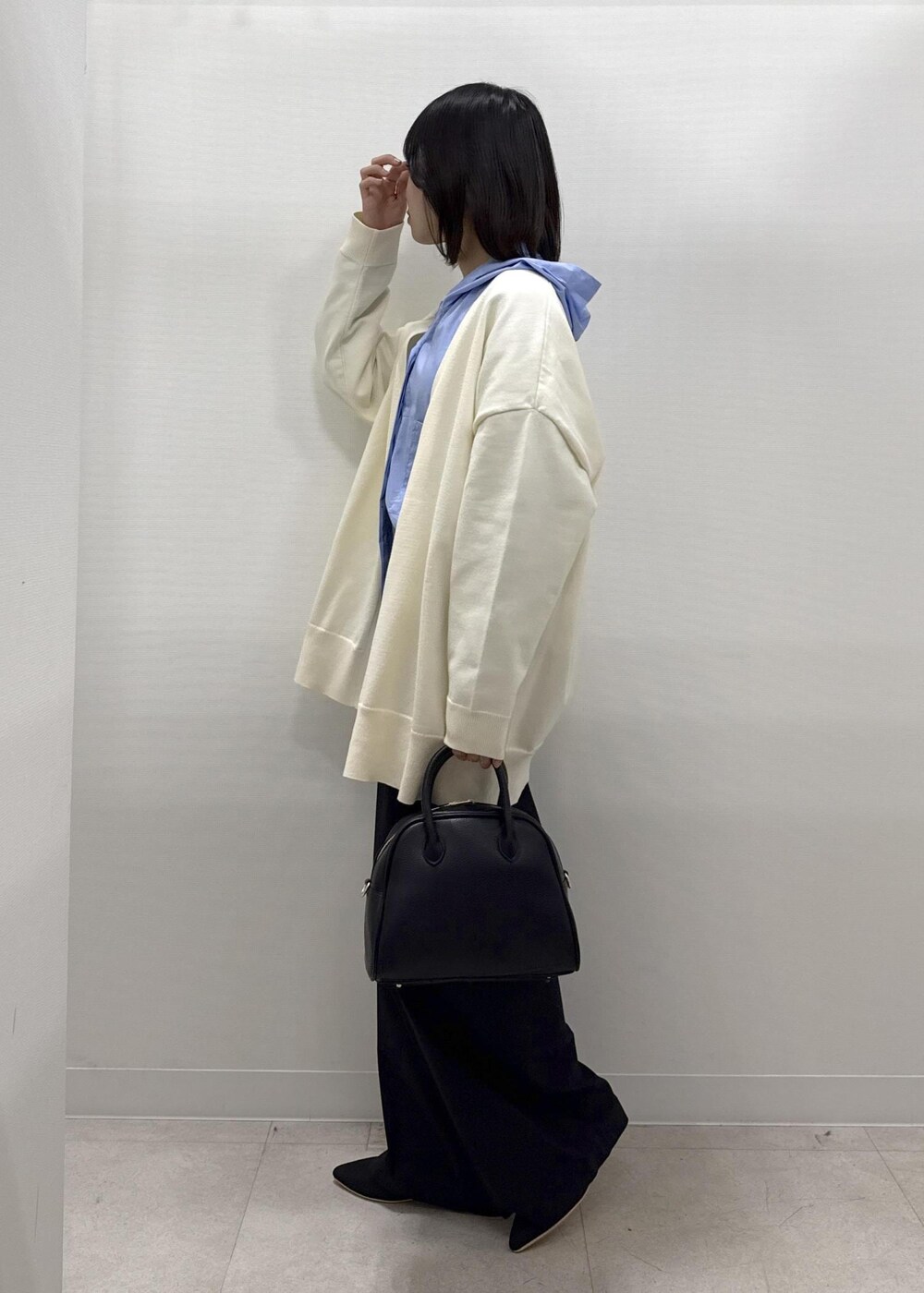 ブラック系のその他パンツ、ブラック系のパンプス、ブルー系のシャツ/ブラウスを着用したレディースの秋コーディネートの6枚目の写真