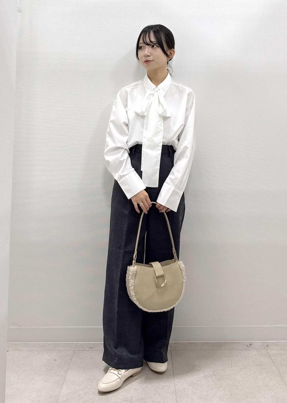 ホワイト系のパンプス、ホワイト系のシャツ/ブラウス、グレー系のテーラードジャケットを着用したレディースの秋コーディネートの7枚目の写真