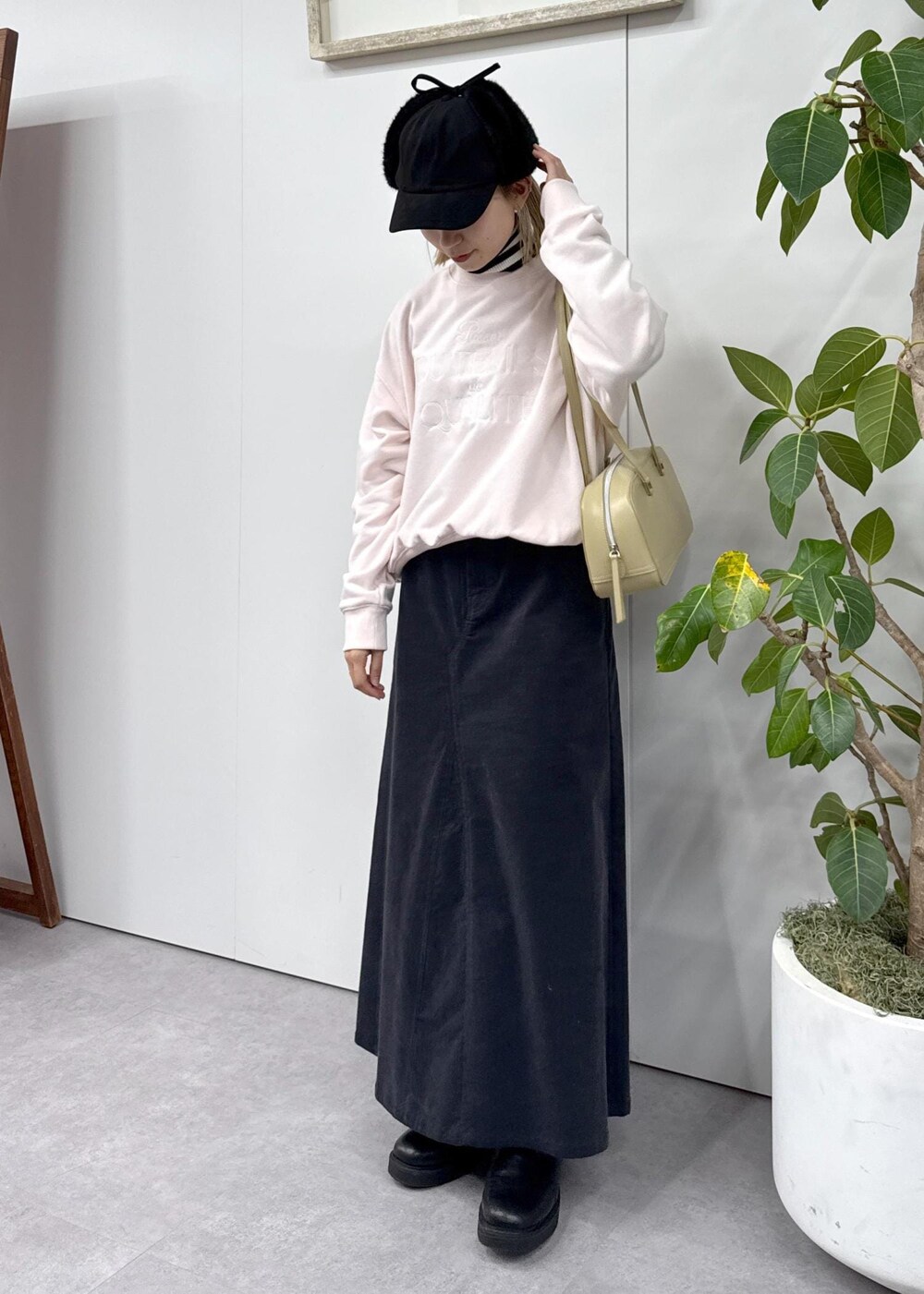 「初春コーデ、冬コーデ、デートコーデ、お出かけコーデ、旅行コーデ、アウトドアコーデ、お正月・初詣コーデ、女子会コーデ、大人カジュアル、スカートスタイル、体型カバー、カジュアルコーデ、ROPÉ PICNIC、ウェーブ、ブルべ冬」｜「ROPE' PICNICのリブタートルネックニットプルオーバー/アンチピリング・帯電防止（ニット/セーター、ホワイト系）」を使った、ののさん（レディース・151cm）の冬コーディネートの9枚目の写真