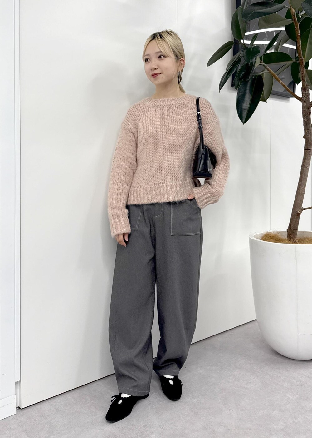 「初春コーデ、冬コーデ、デートコーデ、お出かけコーデ、女子会コーデ、大人カジュアル、パンツスタイル、体型カバー、シンプルコーデ、ROPÉ PICNIC、ウェーブ、ブルべ冬、乾燥、低身長、トップス」｜「ROPE' PICNICの【一部店舗限定:ダークグリーン】スリムベルトワンショルダーバッグ（ショルダーバッグ、ブラック系）」を使った、ののさん（レディース・151cm）の冬コーディネートの10枚目の写真