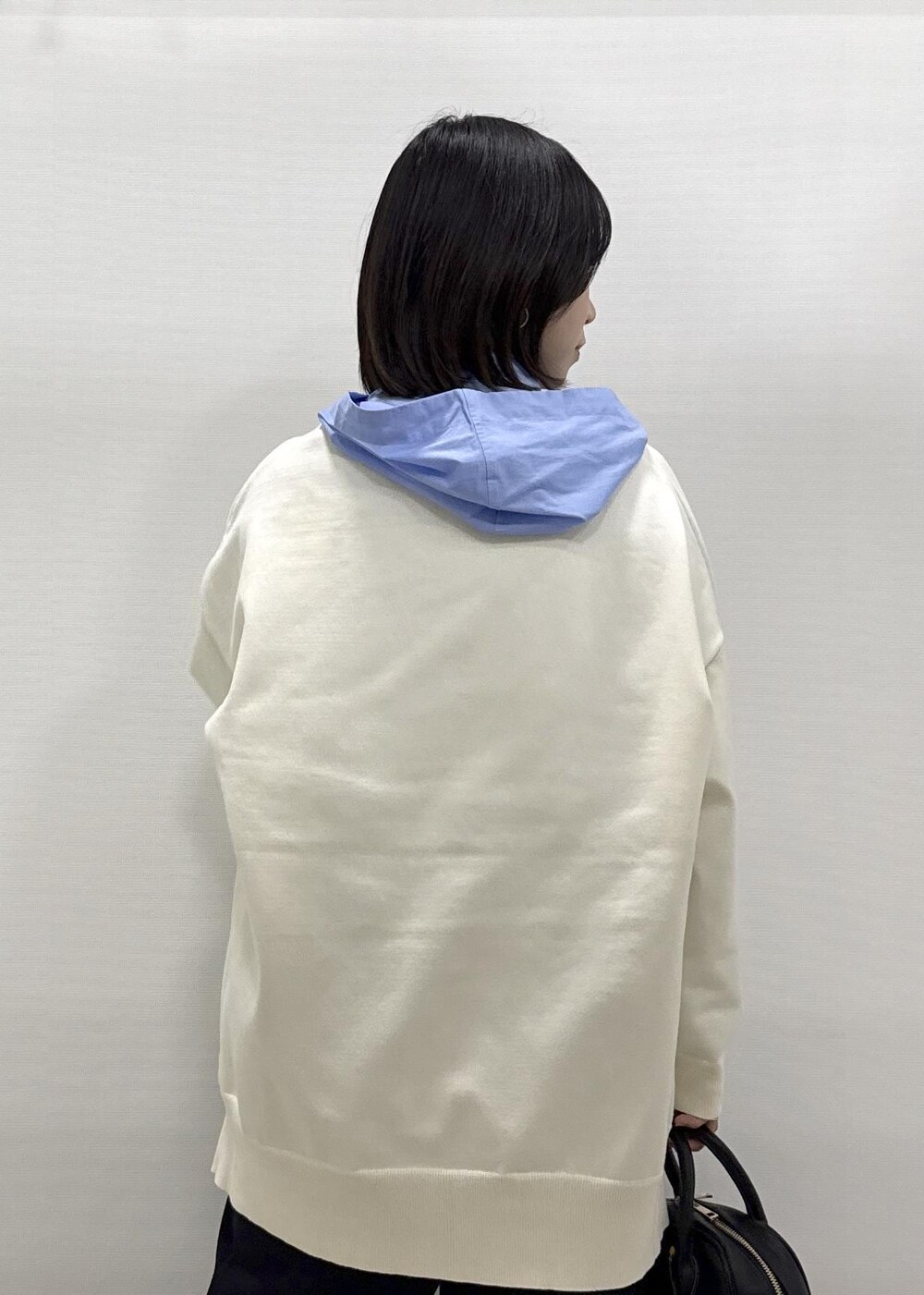 ブラック系のその他パンツ、ブラック系のパンプス、ブルー系のシャツ/ブラウスを着用したレディースの秋コーディネートの3枚目の写真