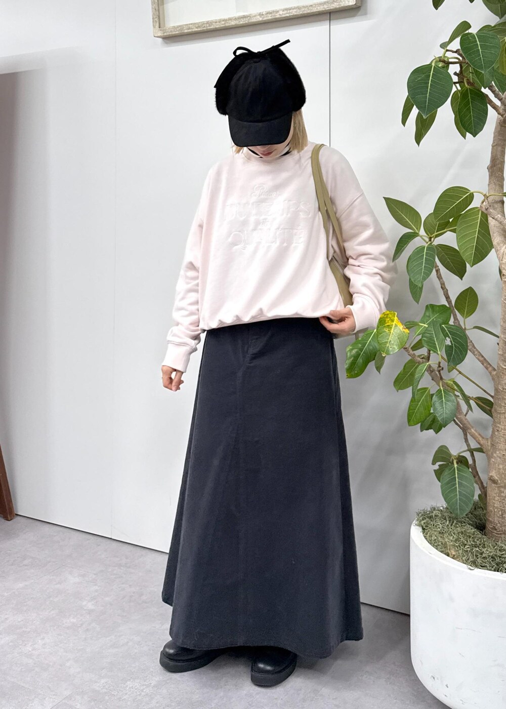 「初春コーデ、冬コーデ、デートコーデ、お出かけコーデ、旅行コーデ、アウトドアコーデ、お正月・初詣コーデ、女子会コーデ、大人カジュアル、スカートスタイル、体型カバー、カジュアルコーデ、ROPÉ PICNIC、ウェーブ、ブルべ冬」｜「ROPE' PICNICのリブタートルネックニットプルオーバー/アンチピリング・帯電防止（ニット/セーター、ホワイト系）」を使った、ののさん（レディース・151cm）の冬コーディネートの3枚目の写真