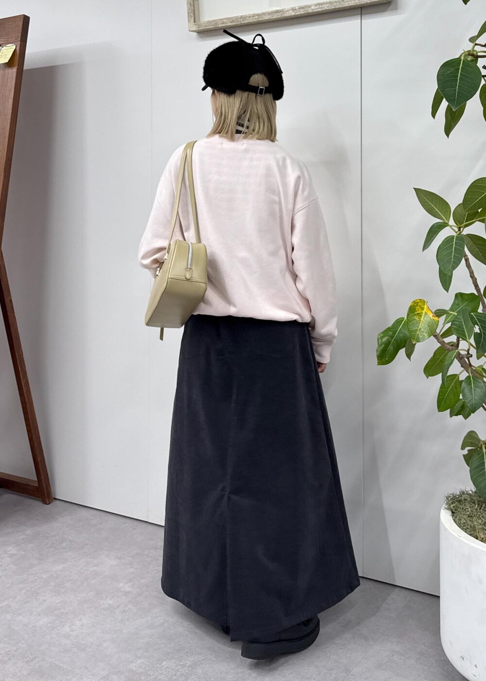 「初春コーデ、冬コーデ、デートコーデ、お出かけコーデ、旅行コーデ、アウトドアコーデ、お正月・初詣コーデ、女子会コーデ、大人カジュアル、スカートスタイル、体型カバー、カジュアルコーデ、ROPÉ PICNIC、ウェーブ、ブルべ冬」｜「ROPE' PICNICのリブタートルネックニットプルオーバー/アンチピリング・帯電防止（ニット/セーター、ホワイト系）」を使った、ののさん（レディース・151cm）の冬コーディネートの7枚目の写真